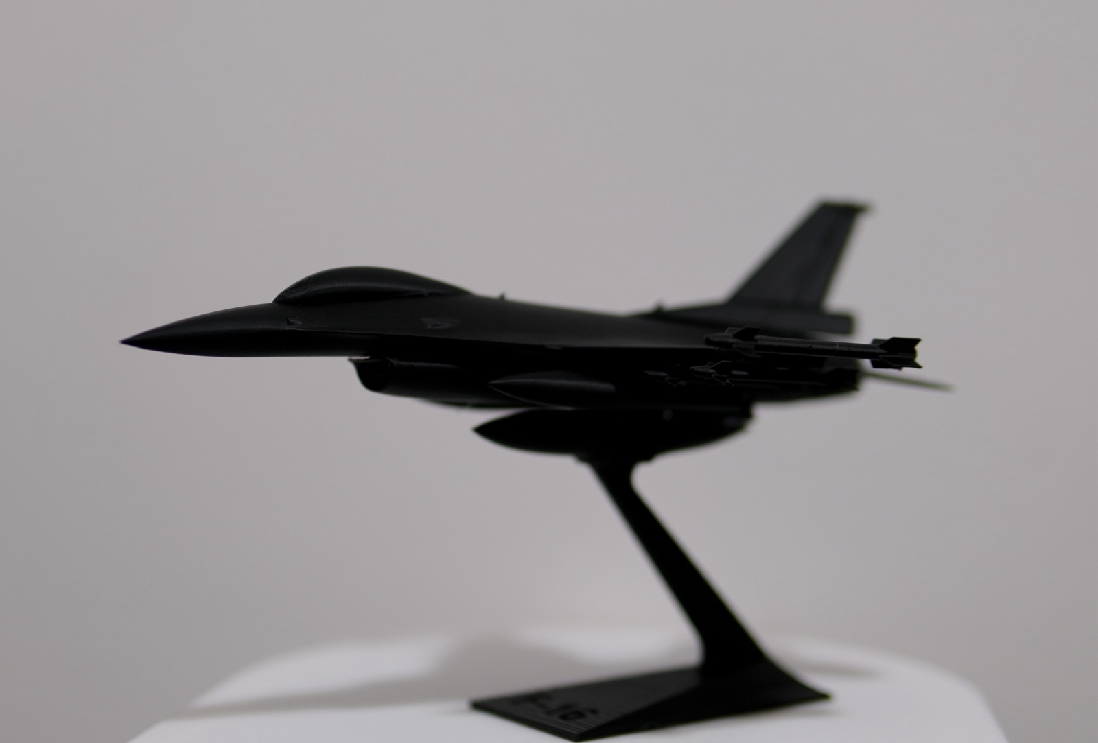 Авион - General Dynamics F-16